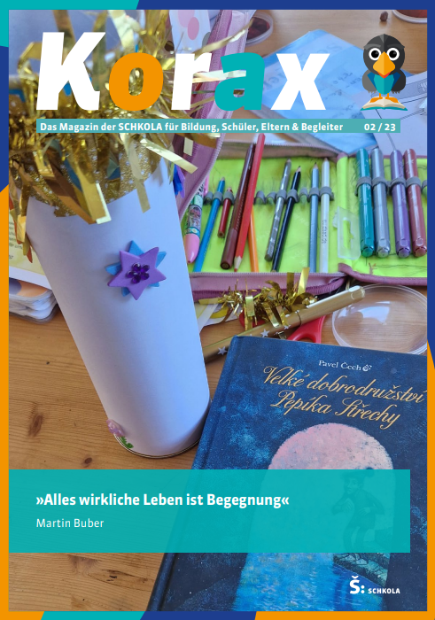 Schulclub im Wandel. Farbenfrohe Bastelmaterialien und ein Buch auf einem Tisch mit goldenen Dekorationen.