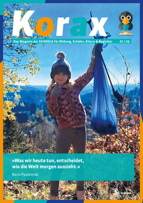 Ein Kind hält eine blaue Tasche in der Natur, umgeben von Herbstblättern.