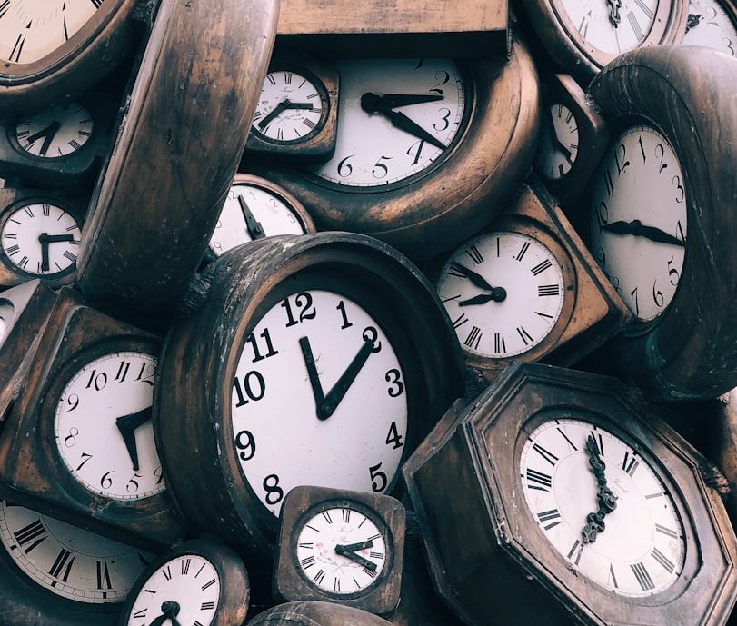 Eine Ansammlung von antiken Uhren mit verschiedenen Ziffernblättern und Stilen.