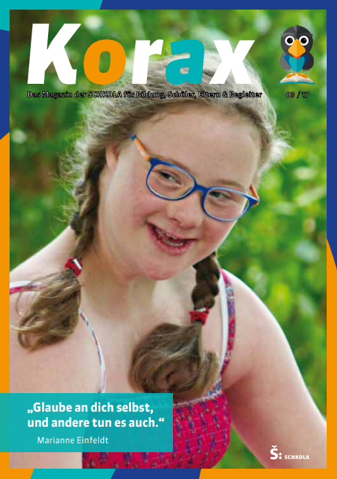 Ein Mädchen mit Down-Syndrom trägt eine Brille und lächelt auf einem bunten Hintergrund.