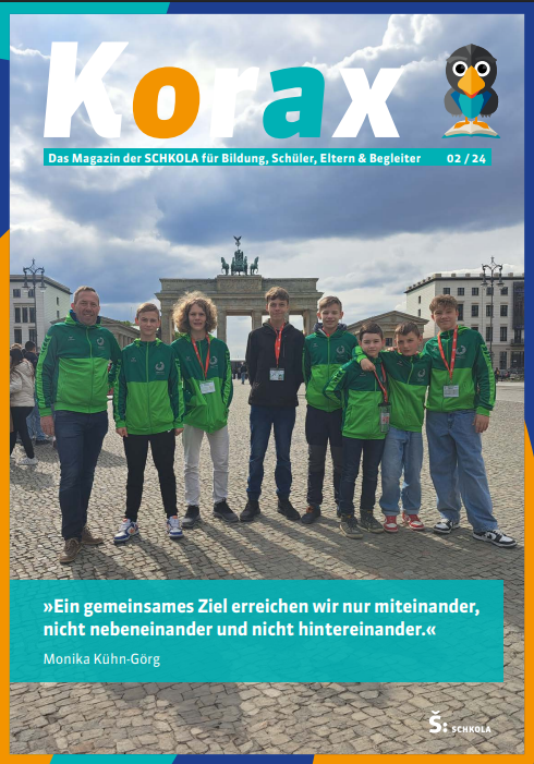 Schulclubnews: Ein ereignisreicher März. Gruppenszene vor dem Brandenburger Tor, mit Personen in grünen T-Shirts.